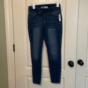 NWT Old Navy rockstar jeggings size 6 petite *has 2 tiny stains (see pic)*
